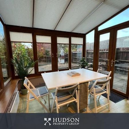 Telford Townhouse With Parking And Garden Villa Luaran gambar