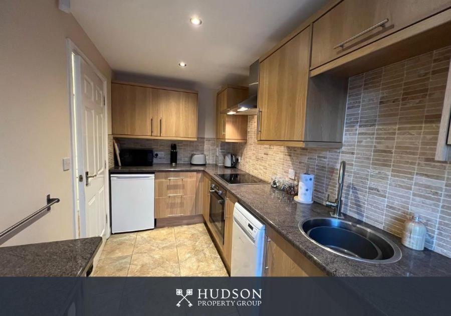 Telford Townhouse With Parking And Garden Villa Luaran gambar