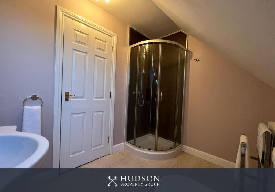 Telford Townhouse With Parking And Garden Villa Luaran gambar