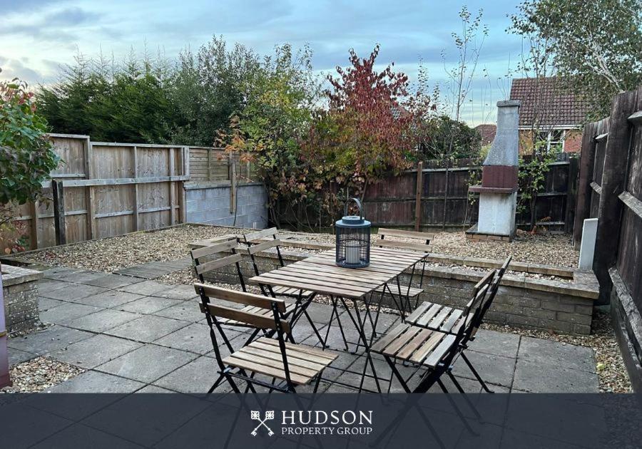 Telford Townhouse With Parking And Garden Villa Luaran gambar