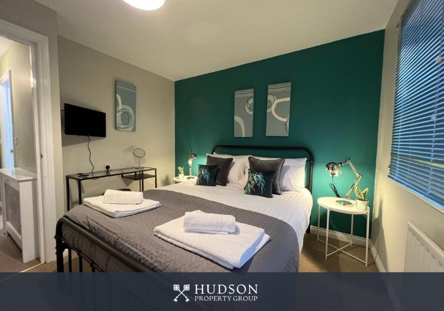 Telford Townhouse With Parking And Garden Villa Luaran gambar