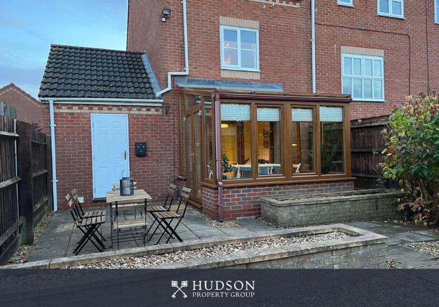 Telford Townhouse With Parking And Garden Villa Luaran gambar