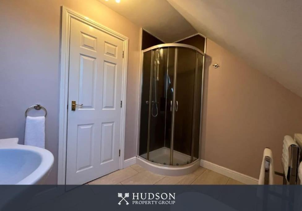 Telford Townhouse With Parking And Garden Villa Luaran gambar