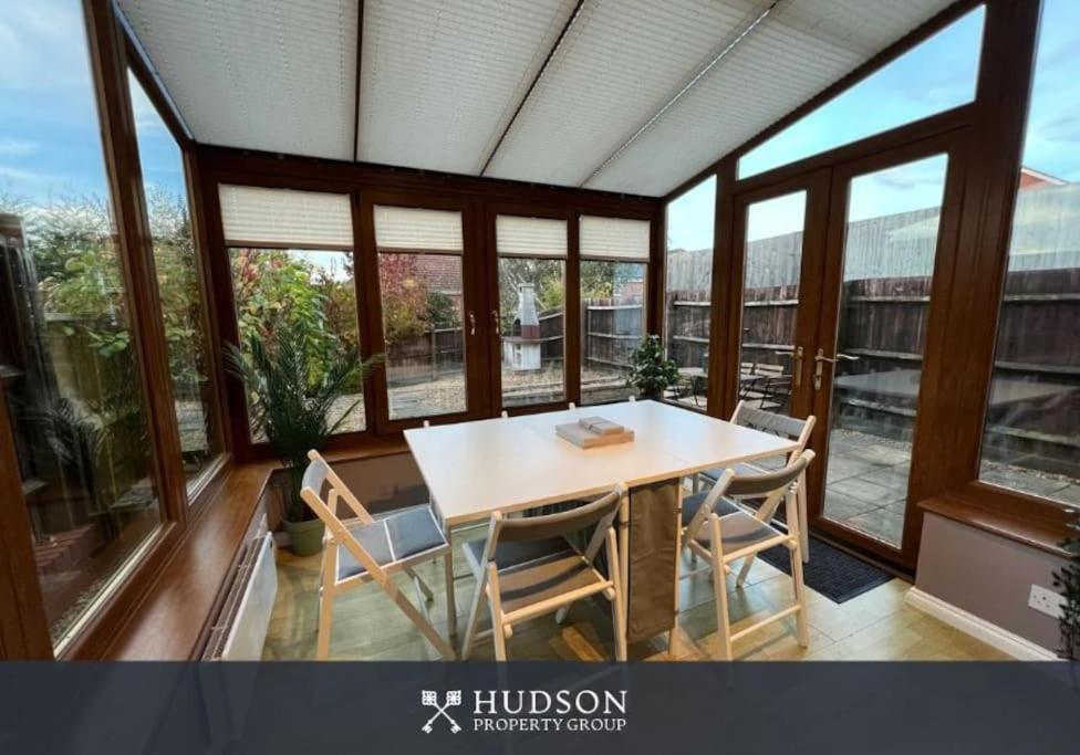 Telford Townhouse With Parking And Garden Villa Luaran gambar