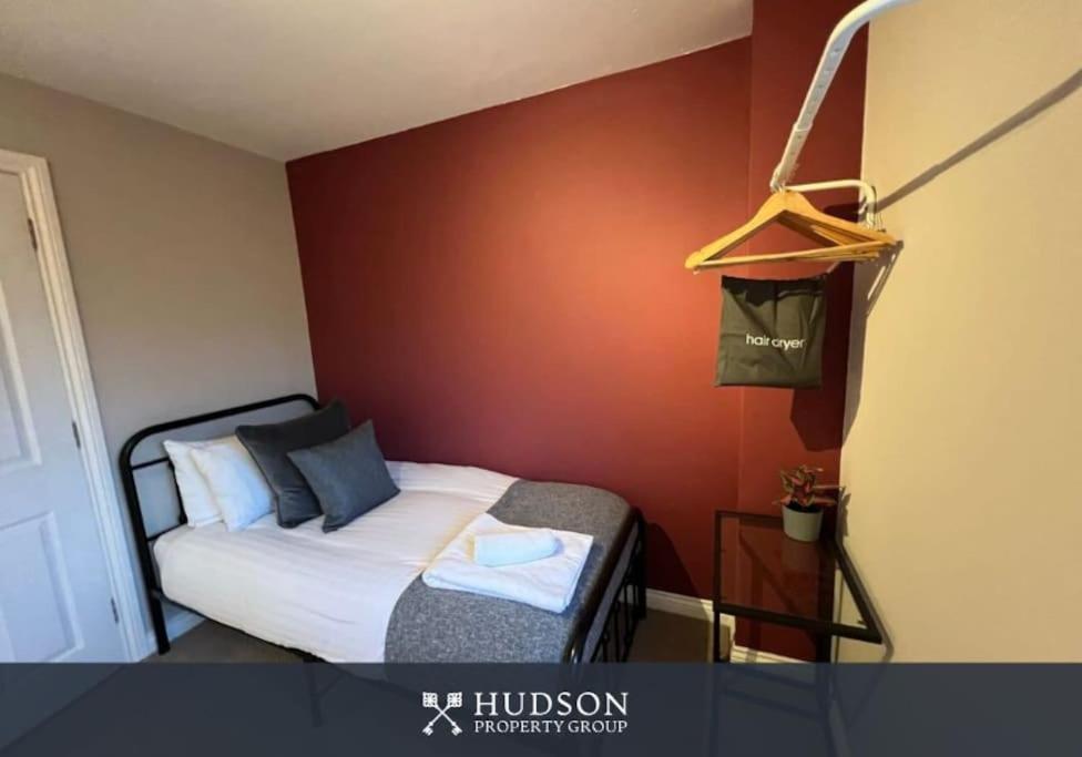 Telford Townhouse With Parking And Garden Villa Luaran gambar