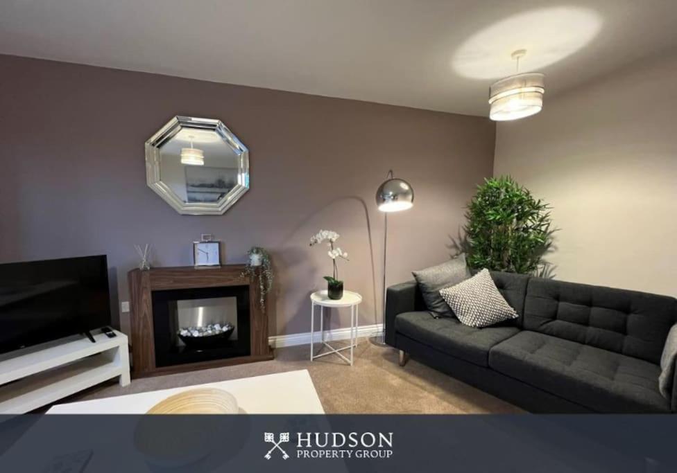 Telford Townhouse With Parking And Garden Villa Luaran gambar