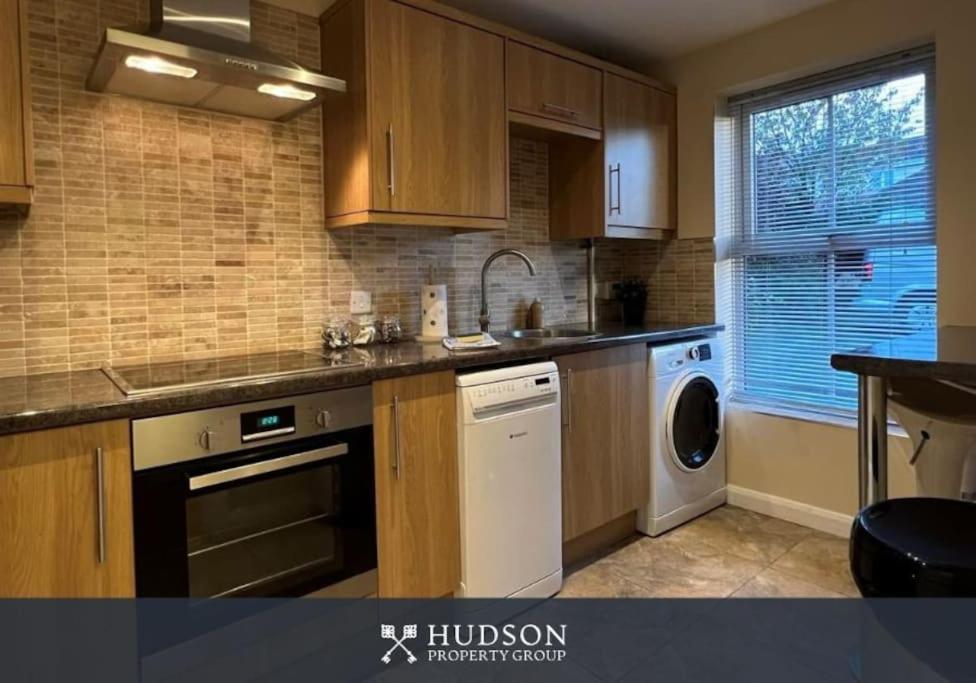 Telford Townhouse With Parking And Garden Villa Luaran gambar
