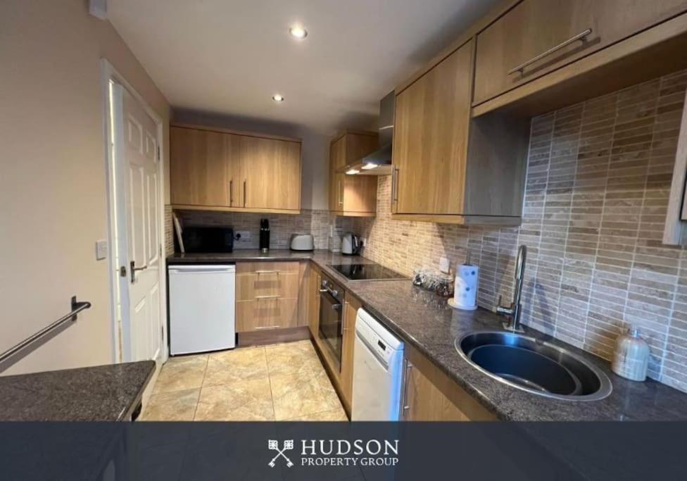 Telford Townhouse With Parking And Garden Villa Luaran gambar