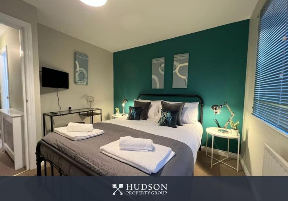 Telford Townhouse With Parking And Garden Villa Luaran gambar