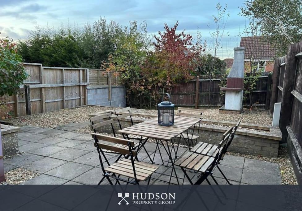 Telford Townhouse With Parking And Garden Villa Luaran gambar