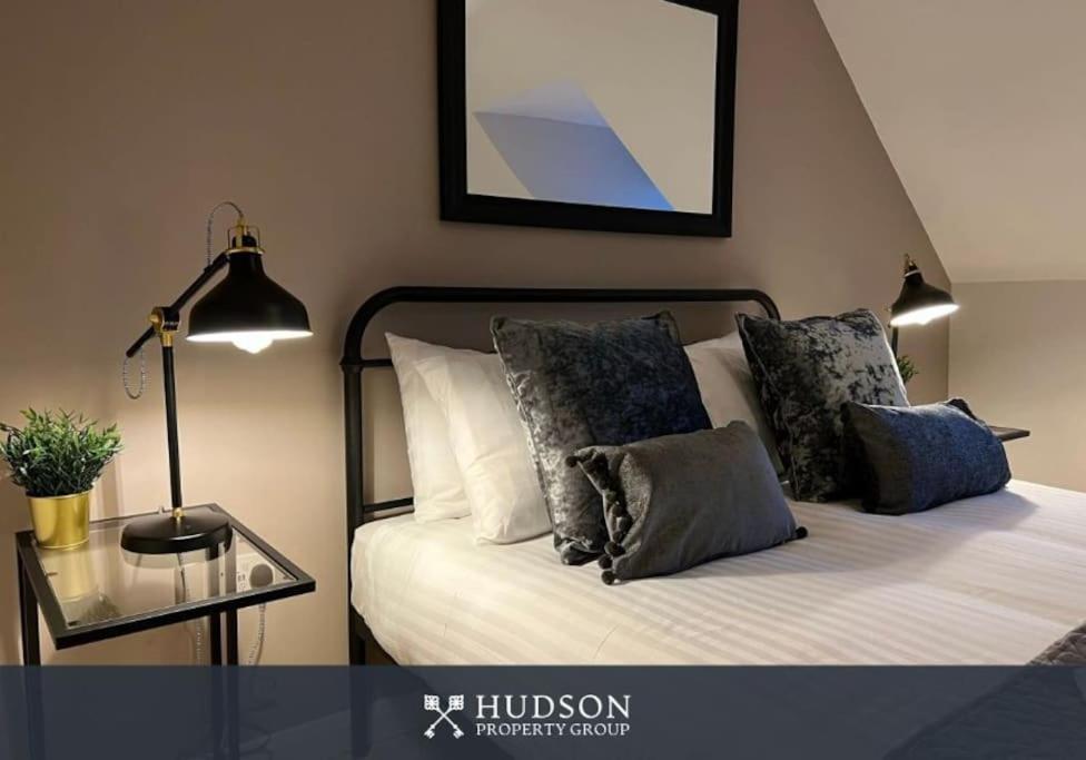 Telford Townhouse With Parking And Garden Villa Luaran gambar