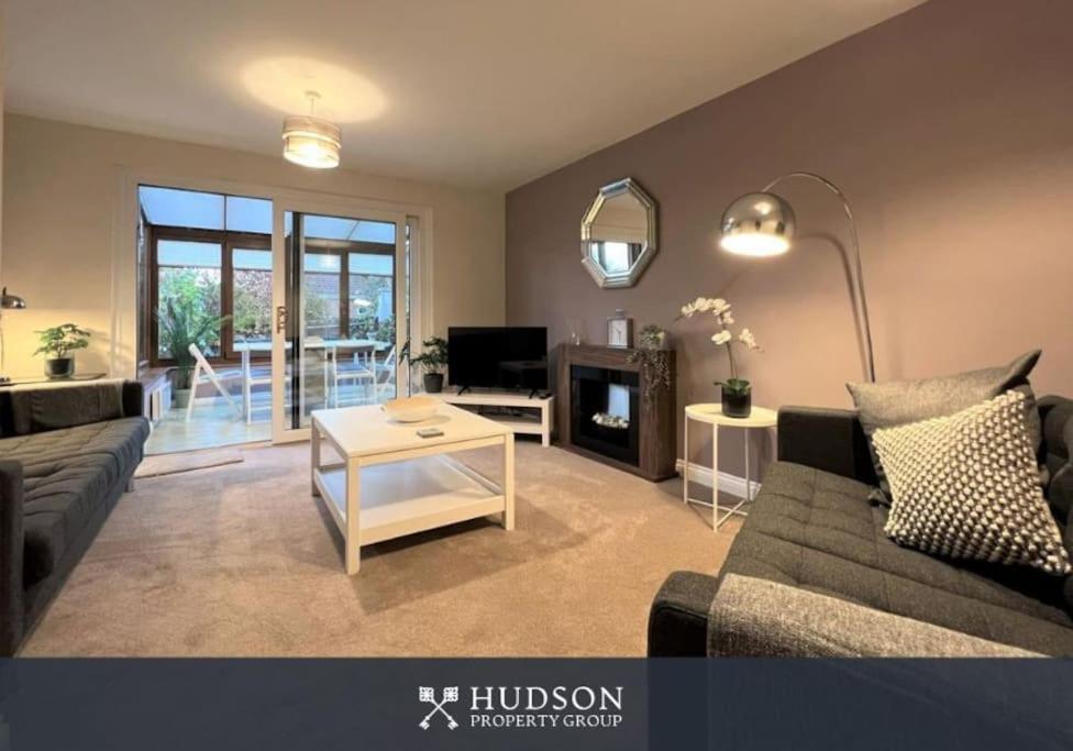 Telford Townhouse With Parking And Garden Villa Luaran gambar