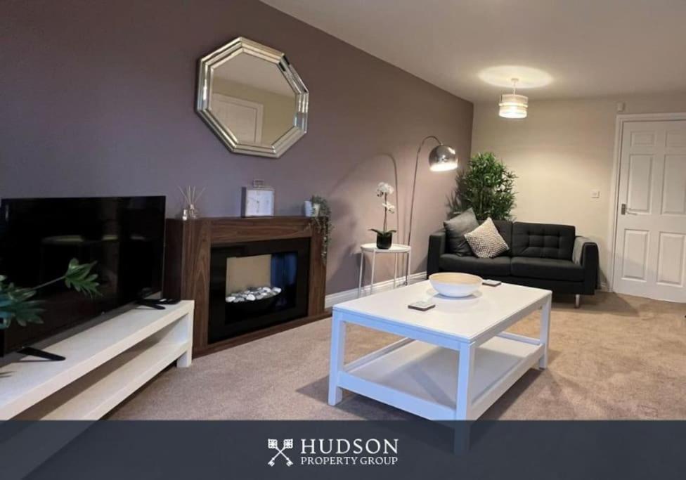 Telford Townhouse With Parking And Garden Villa Luaran gambar