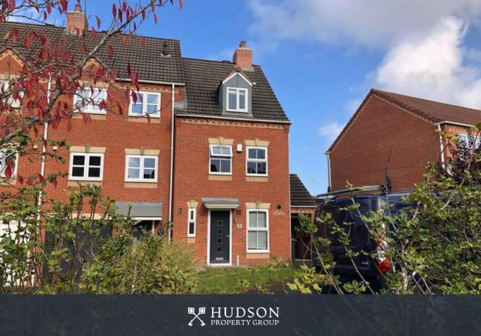 Telford Townhouse With Parking And Garden Villa Luaran gambar